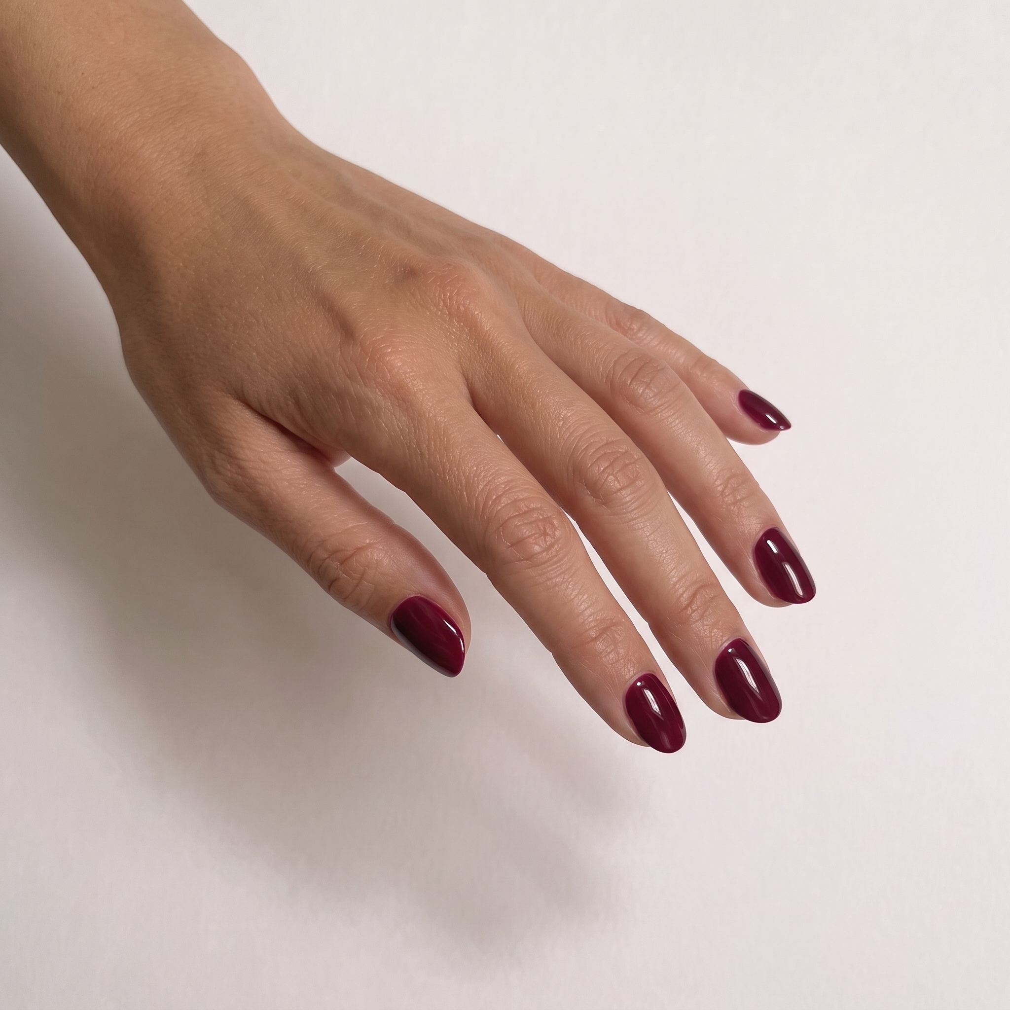 Marelly apres manucure gel Cassis burgundy pose 2